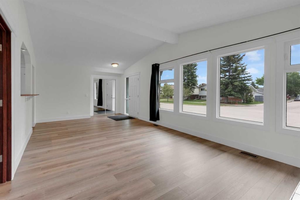 660 Queen Charlotte Drive SE, Calgary — photo 4 of 36