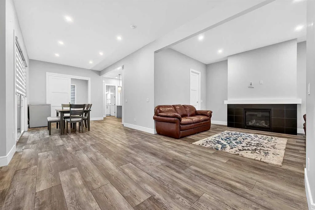 95 Rock Lake View NW, Calgary — photo 3 of 50