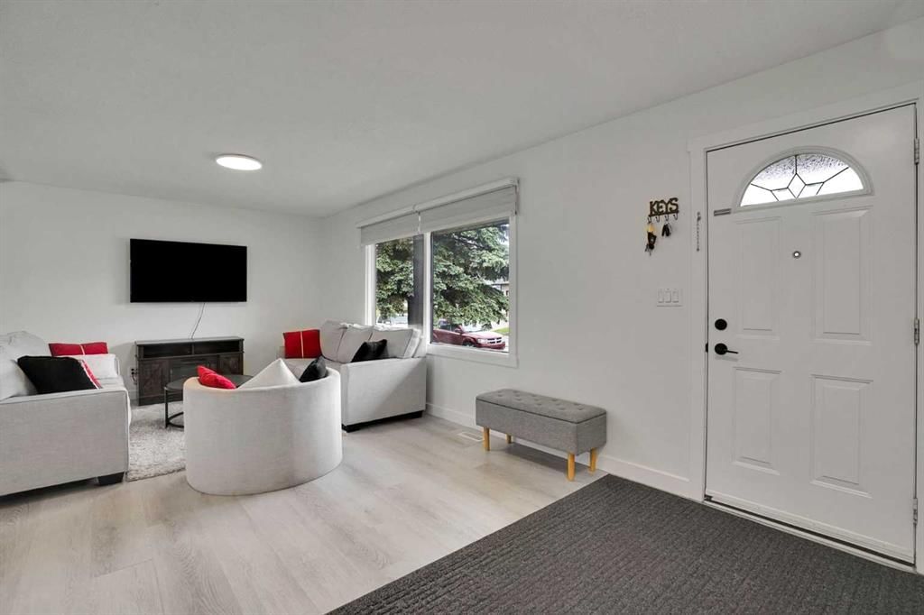 3935 14 Avenue NE, Calgary — photo 2 of 43