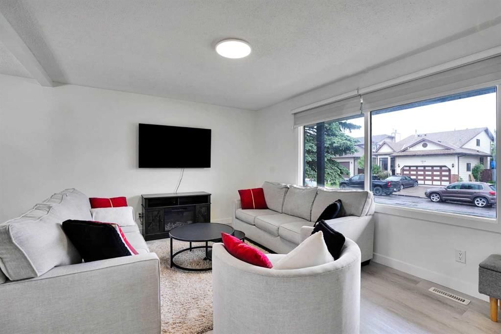 3935 14 Avenue NE, Calgary — photo 3 of 43