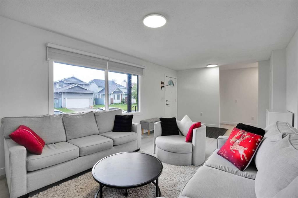 3935 14 Avenue NE, Calgary — photo 5 of 43
