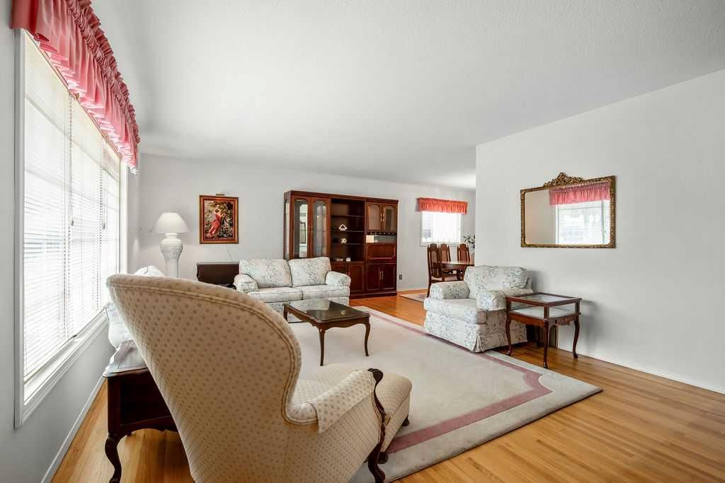 1112 Lake Sylvan Place SE, Calgary — photo 4 of 44