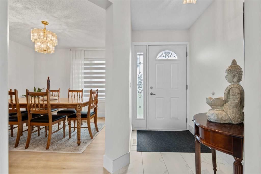 957 Applewood Drive SE, Calgary — photo 4 of 47