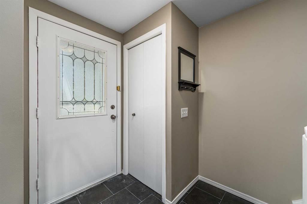 12 Woodhill Road SW, Calgary — photo 5 of 30