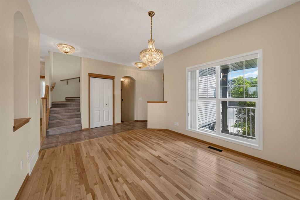 63 Cougartown Close SW, Calgary — photo 3 of 40
