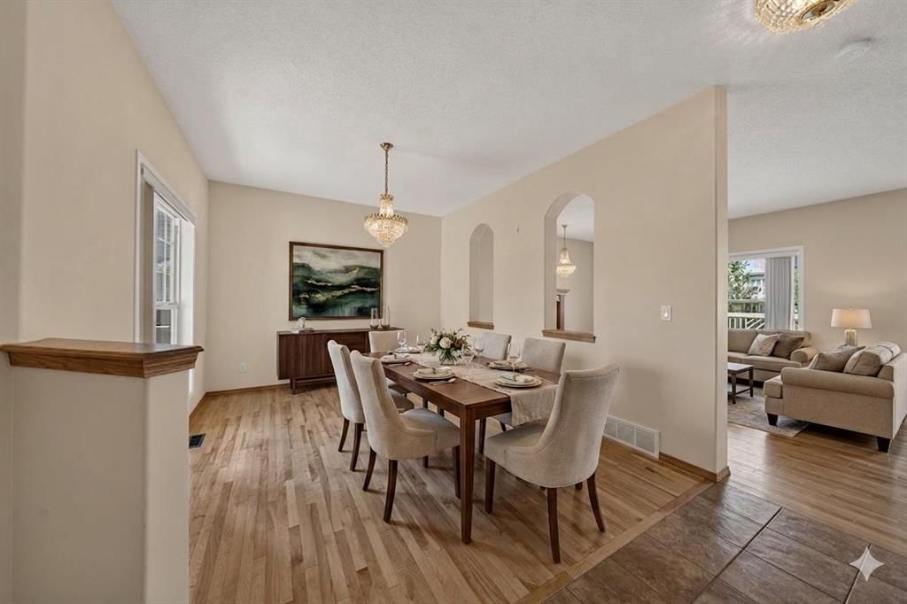 63 Cougartown Close SW, Calgary — photo 5 of 40