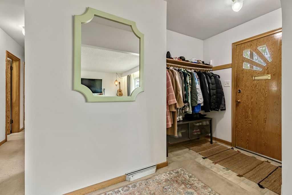 3807 25 Avenue SW, Calgary — photo 4 of 38