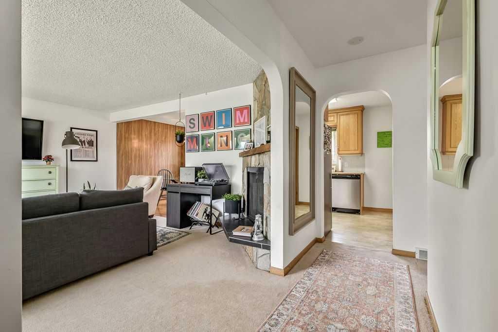 3807 25 Avenue SW, Calgary — photo 5 of 38