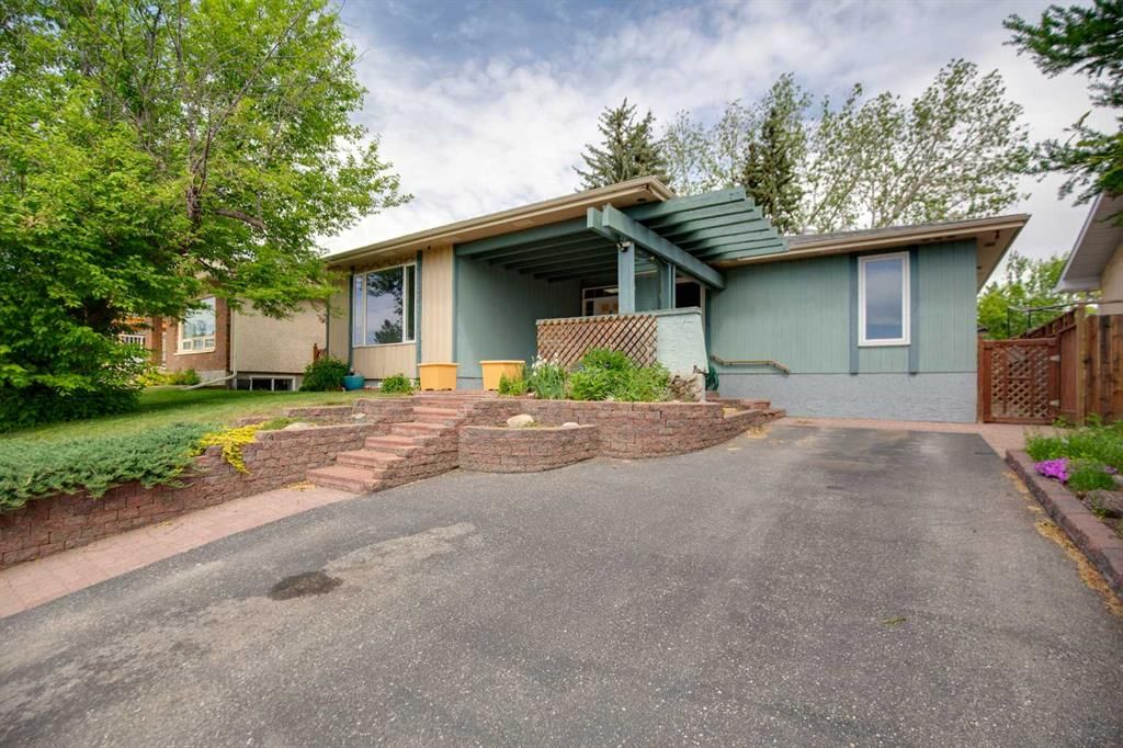 328 Norseman Road NW, Calgary — photo 3 of 30