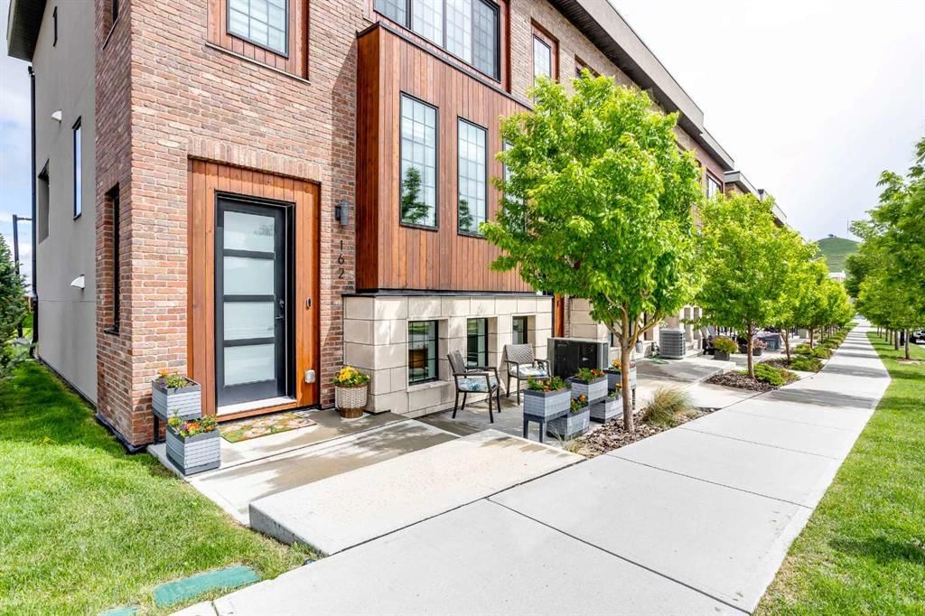 162 Greenbriar Way NW, Calgary — photo 3 of 45