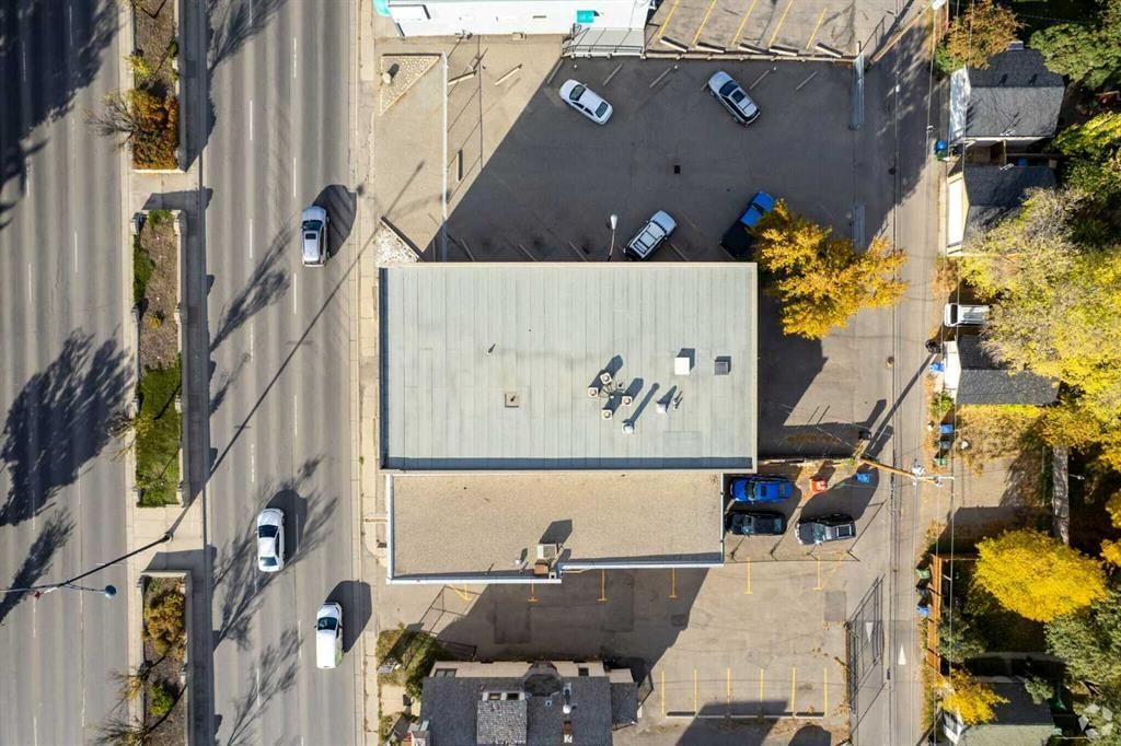 818 16 Avenue NW, Calgary — photo 2 of 5