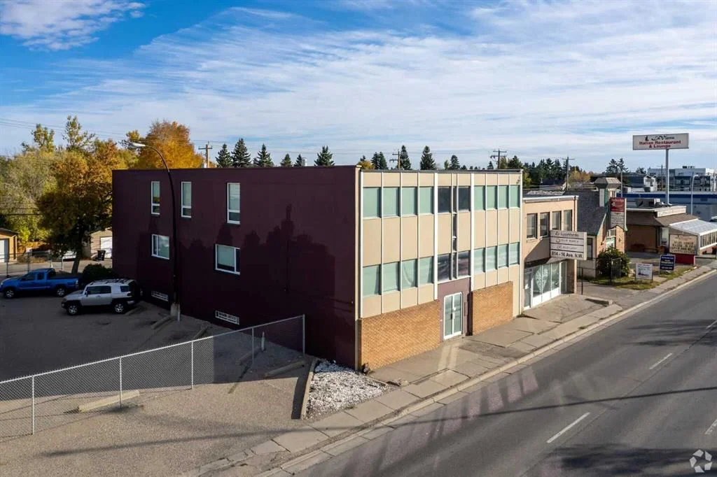 818 16 Avenue NW, Calgary — photo 3 of 5