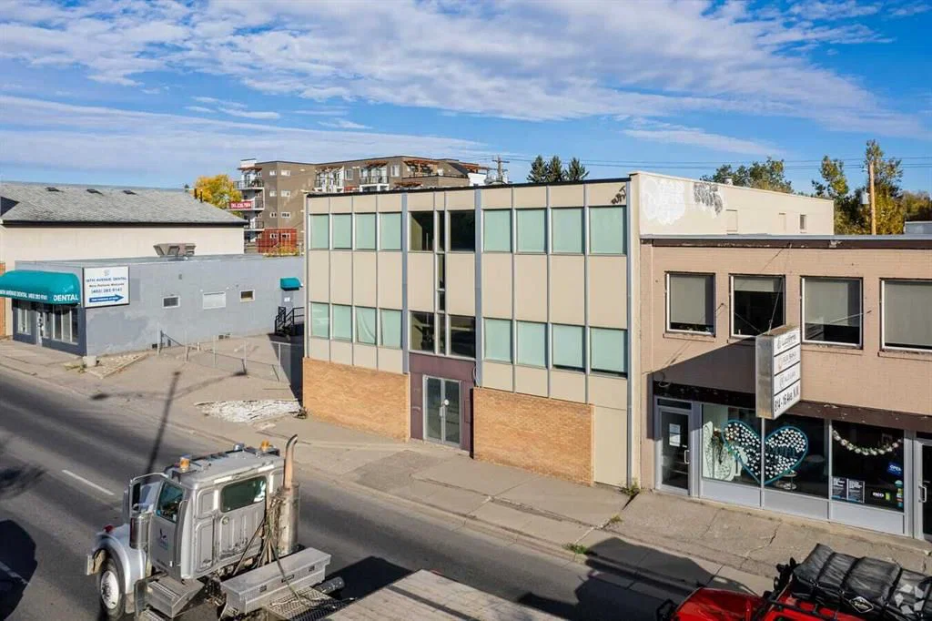 818 16 Avenue NW, Calgary — photo 4 of 5