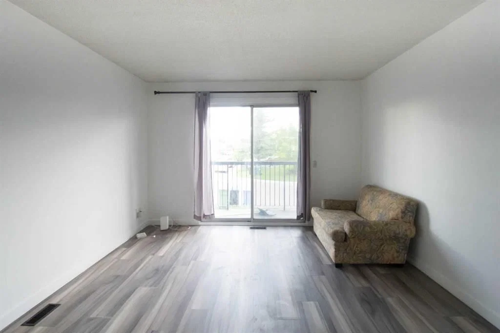 196 Fonda Drive SE, Calgary — photo 4 of 34