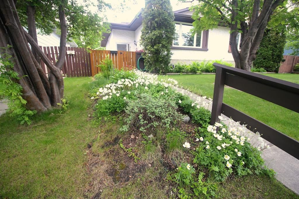 515 Blackthorn Road NE, Calgary — photo 2 of 36