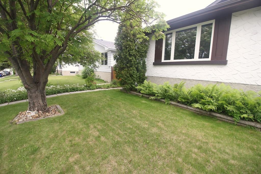 515 Blackthorn Road NE, Calgary — photo 4 of 36