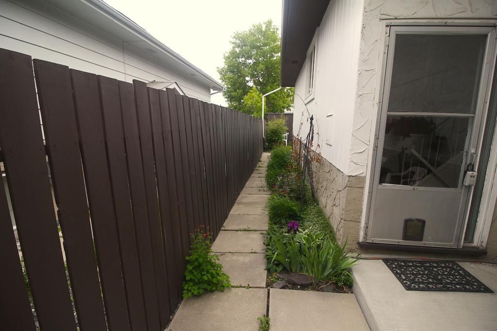 515 Blackthorn Road NE, Calgary — photo 5 of 36