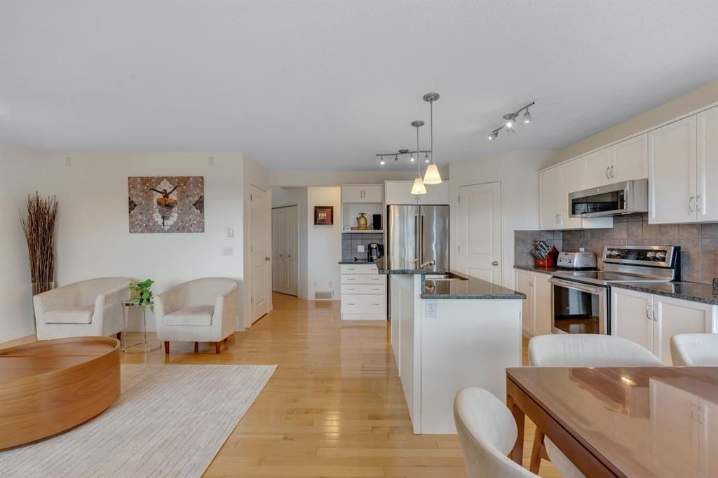 208 Royal Birch Circle NW, Calgary — photo 5 of 50