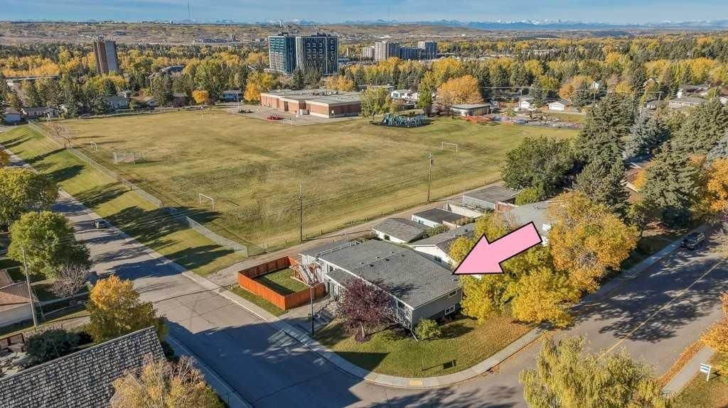 6051 Dalgetty Drive NW, Calgary — photo 2 of 44