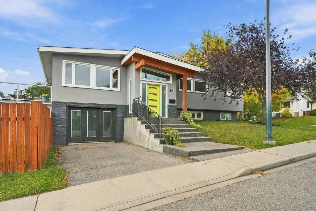 6051 Dalgetty Drive NW, Calgary — photo 4 of 44