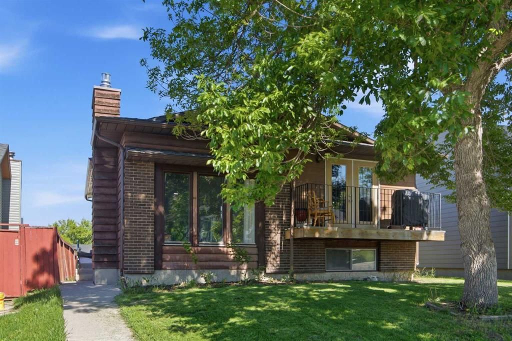 20 Berkshire Court NW, Calgary — main listing photo