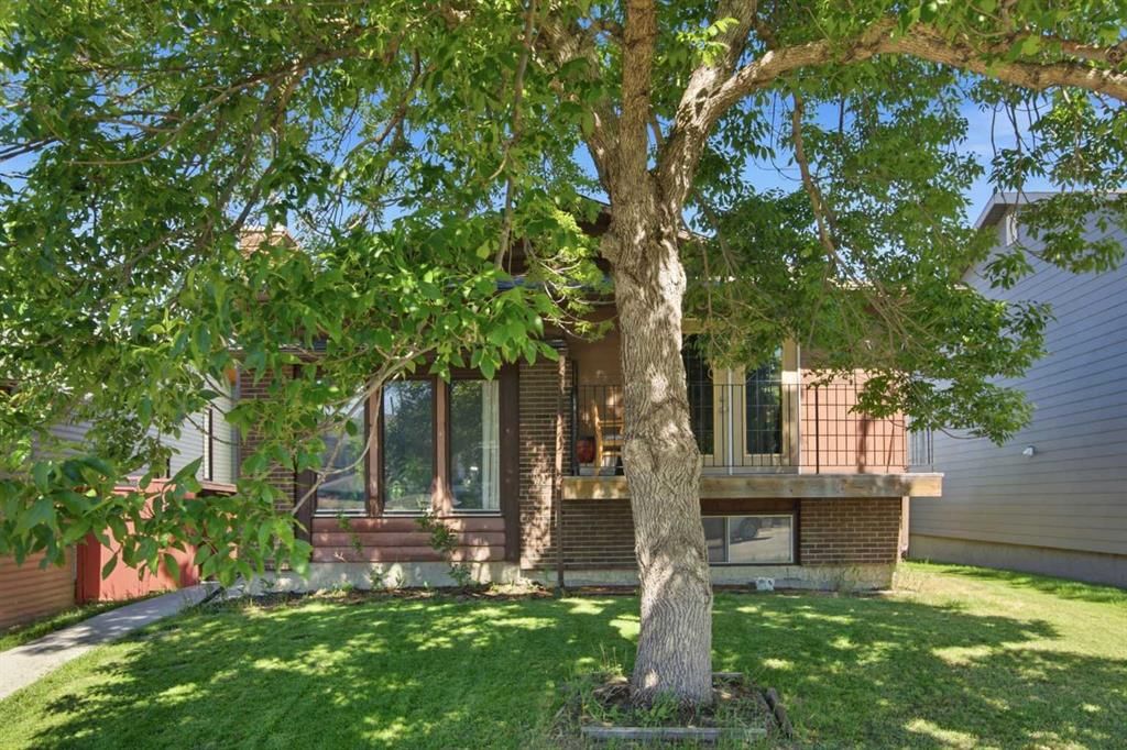 20 Berkshire Court NW, Calgary — photo 2 of 49