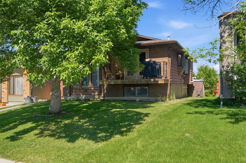 20 Berkshire Court NW, Calgary — photo 5 of 49