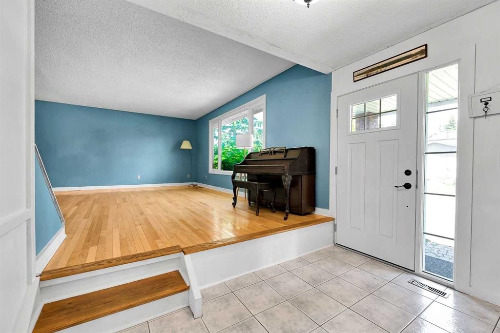 5603 Dalwood Way NW, Calgary — photo 4 of 47