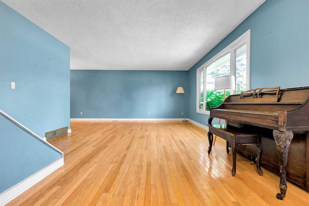 5603 Dalwood Way NW, Calgary — photo 5 of 47