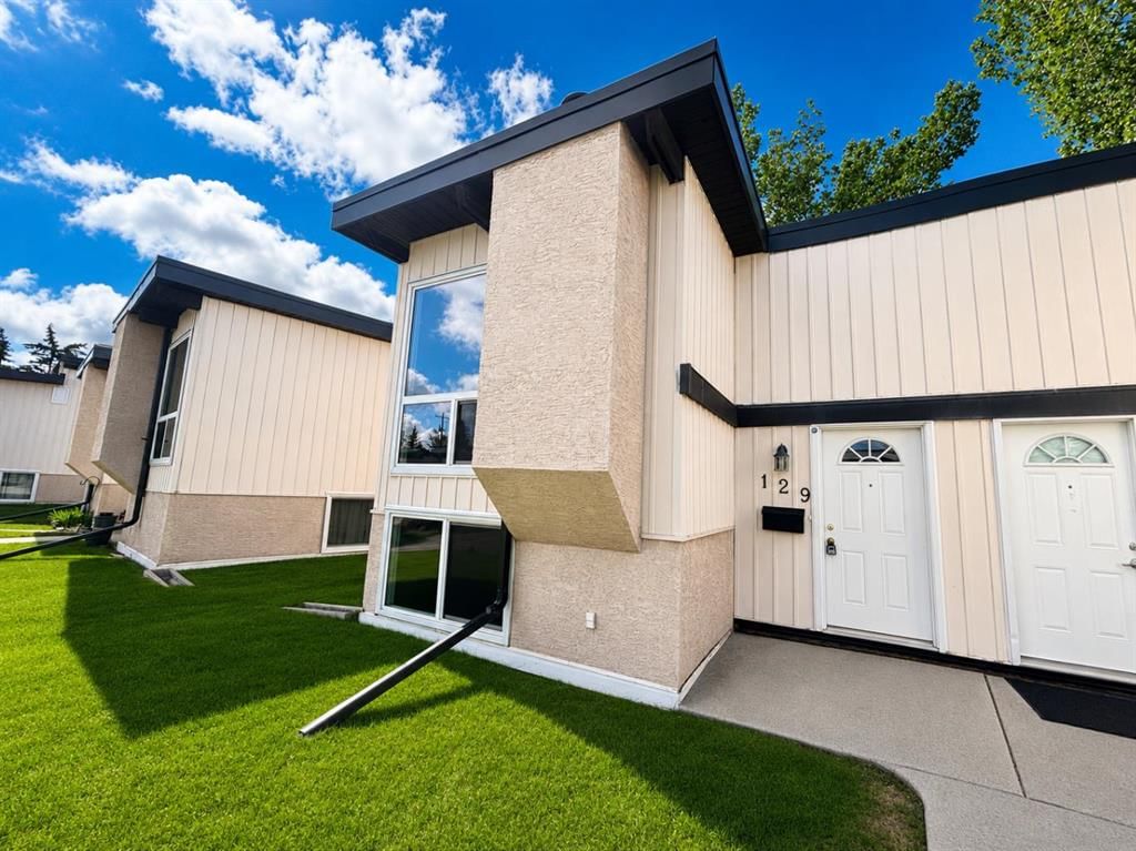 129 Oaktree Lane SW, Calgary — photo 2 of 22