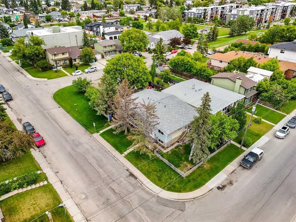 1326 25 Street SE, Calgary — photo 3 of 12