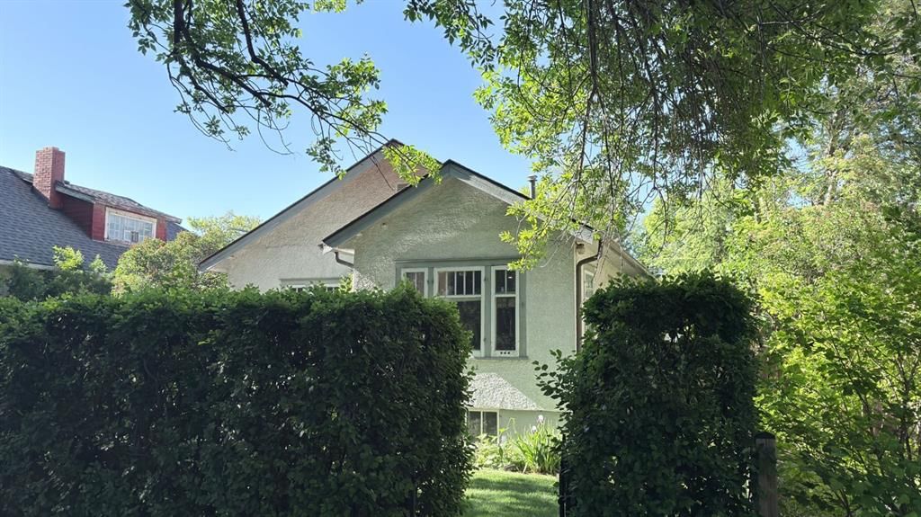 206 11 Avenue NE, Calgary — main listing photo