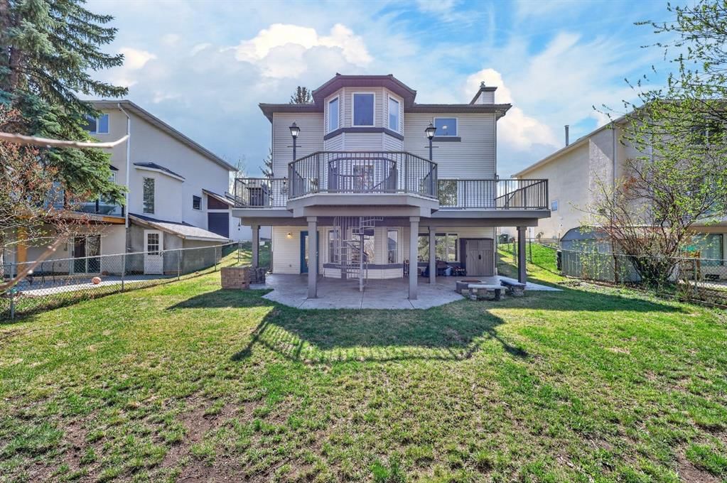 222 Diamond Drive SE, Calgary — photo 3 of 50