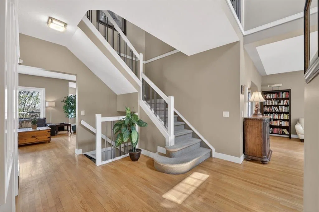 222 Diamond Drive SE, Calgary — photo 5 of 50