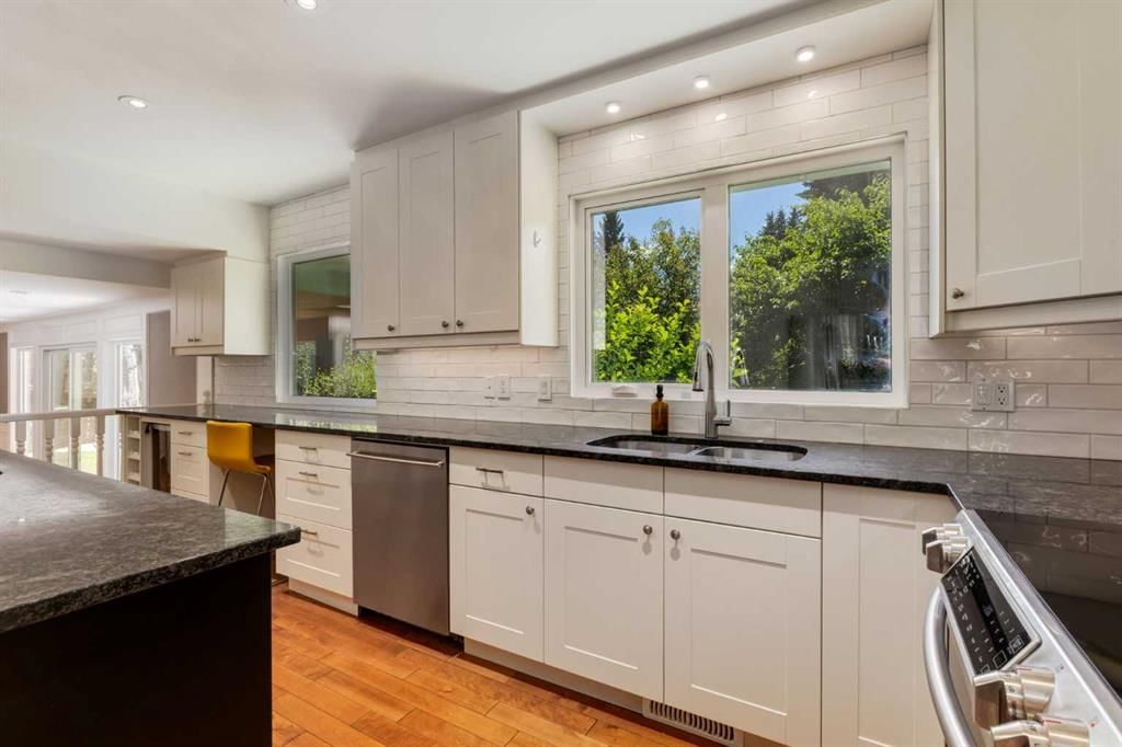 416 Oakhill Place SW, Calgary — photo 2 of 26