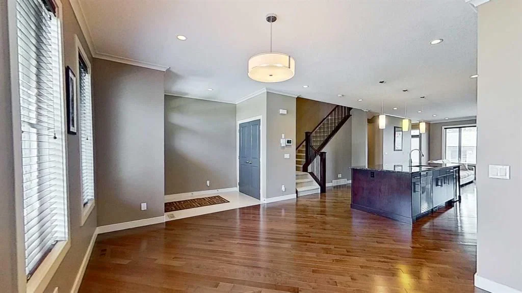 249 18 Avenue NE, Calgary — photo 3 of 39