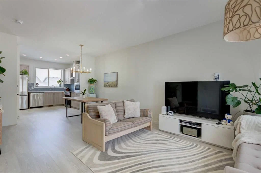30 Creekside Manor SW, Calgary — photo 2 of 33