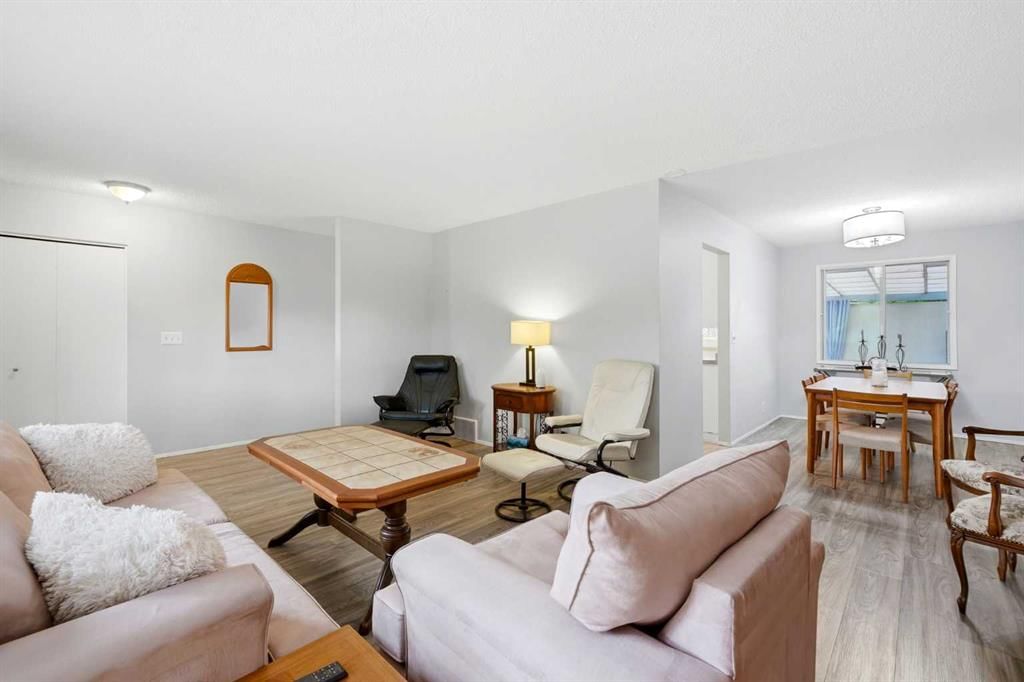 442 Queensland Place SE, Calgary — photo 5 of 29