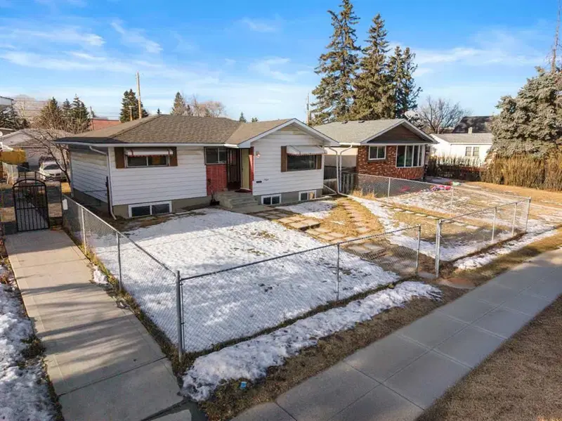 1527 46 Street SE, Calgary — main listing photo