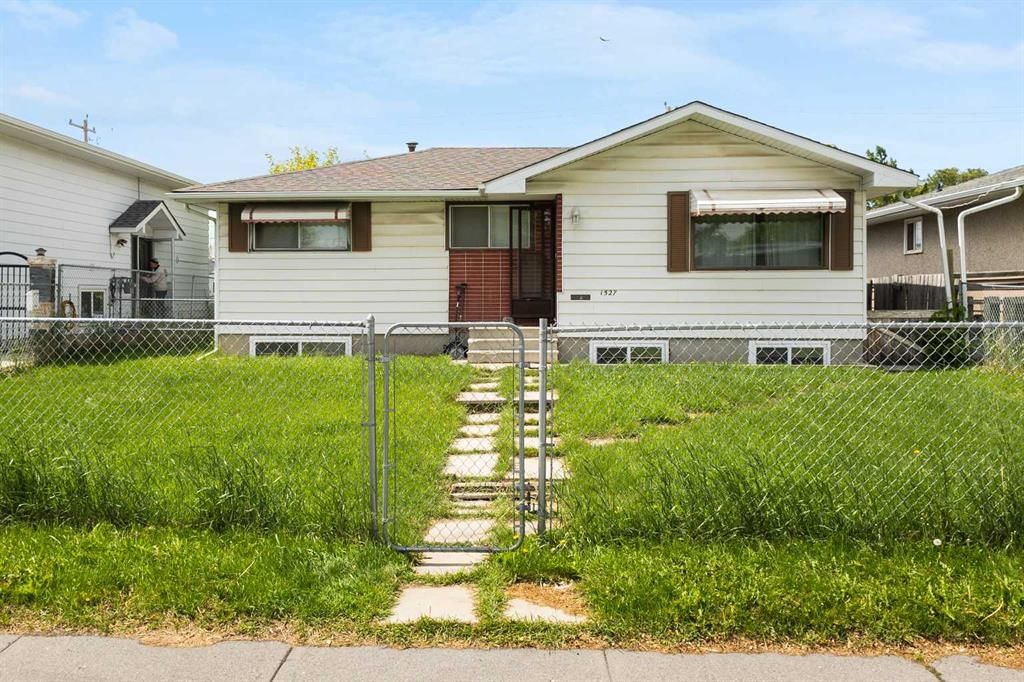 1527 46 Street SE, Calgary — photo 2 of 44