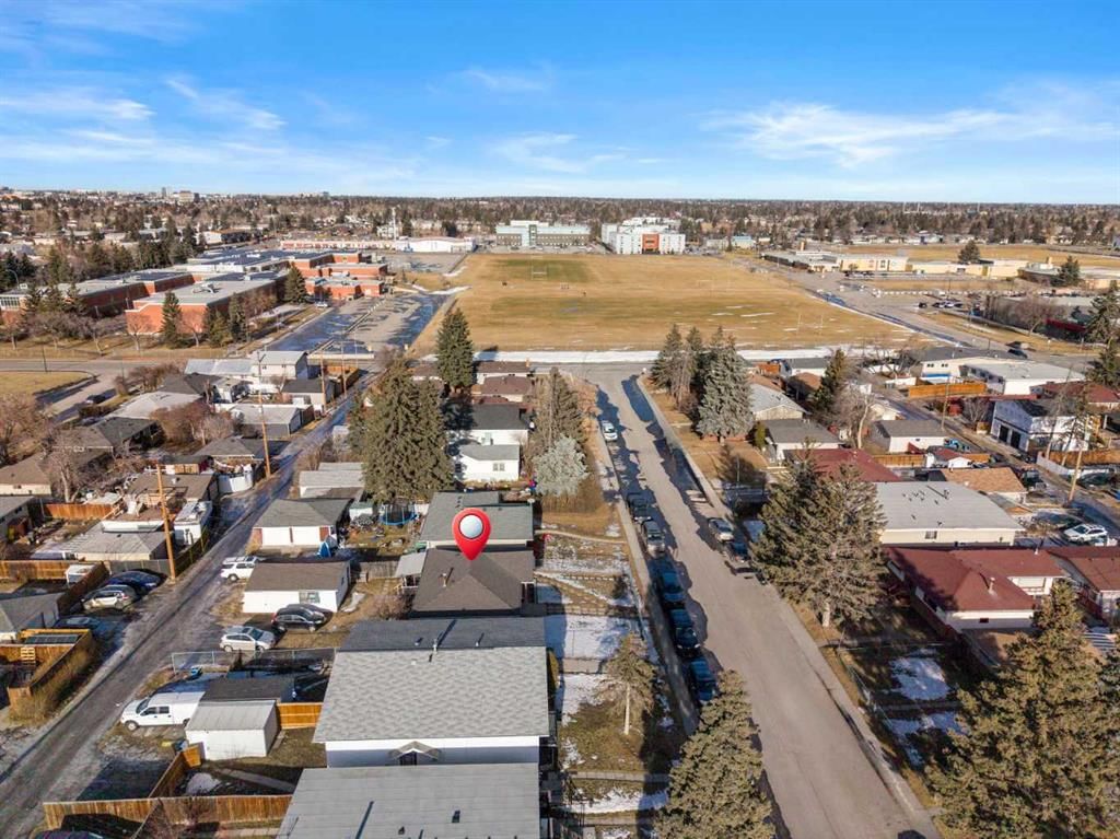 1527 46 Street SE, Calgary — photo 4 of 44