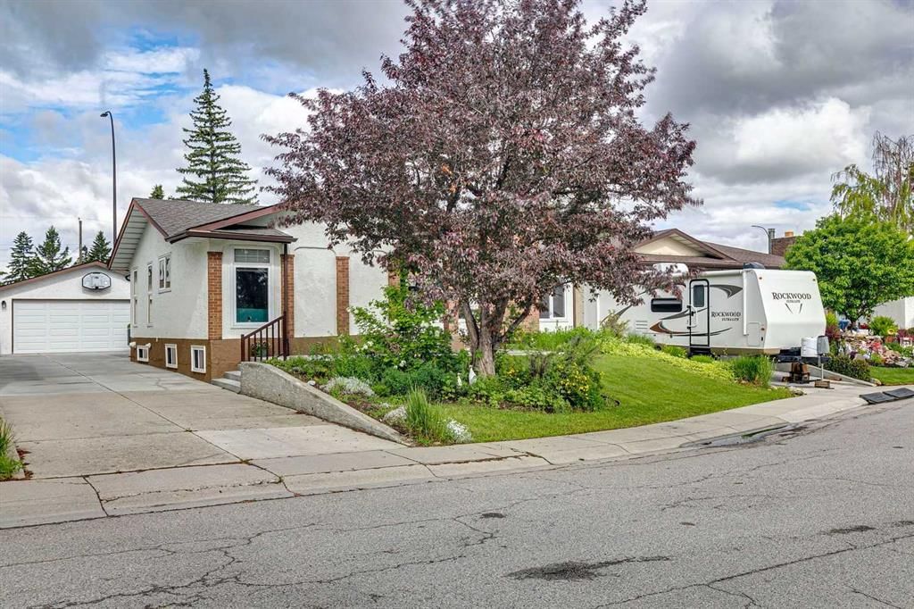 228 Brookgreen Drive SW, Calgary — photo 3 of 31