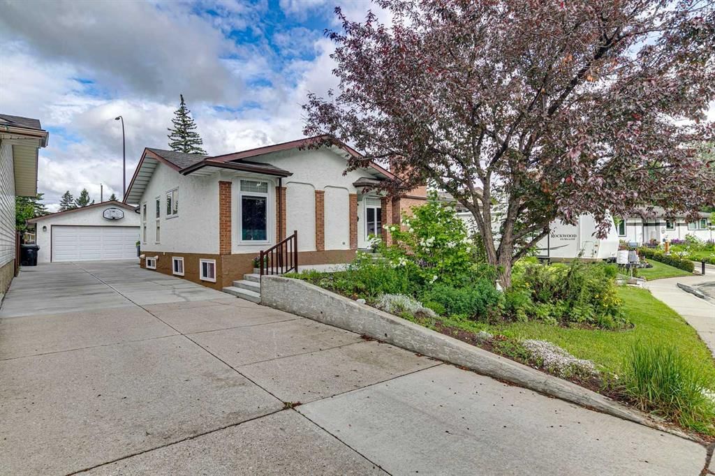 228 Brookgreen Drive SW, Calgary — photo 4 of 31