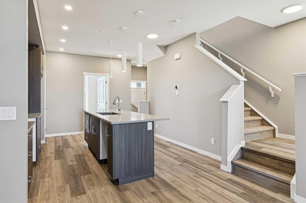 13 Hotchkiss Road SE, Calgary — photo 4 of 32