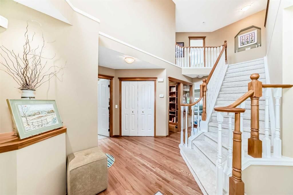 10882 Valley Ridge Drive NW, Calgary — photo 5 of 42