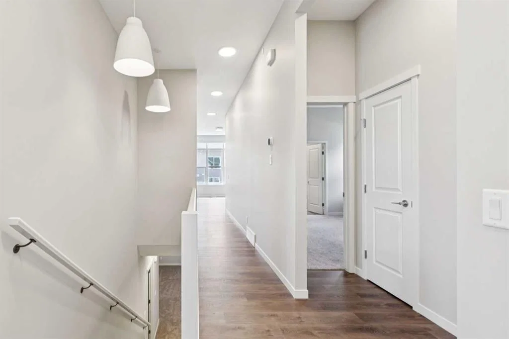 31 Hotchkiss Avenue SE, Calgary — photo 3 of 41