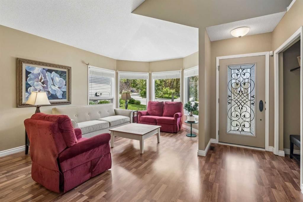 67 Hawkwood Drive NW, Calgary — photo 3 of 40