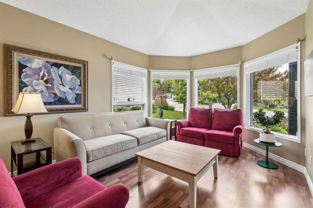 67 Hawkwood Drive NW, Calgary — photo 5 of 40