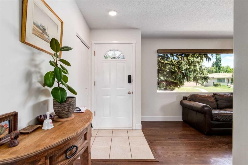9559 Assiniboine Road SE, Calgary — photo 3 of 33