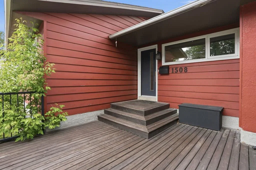 1508 Windsor Street NW, Calgary — photo 2 of 50